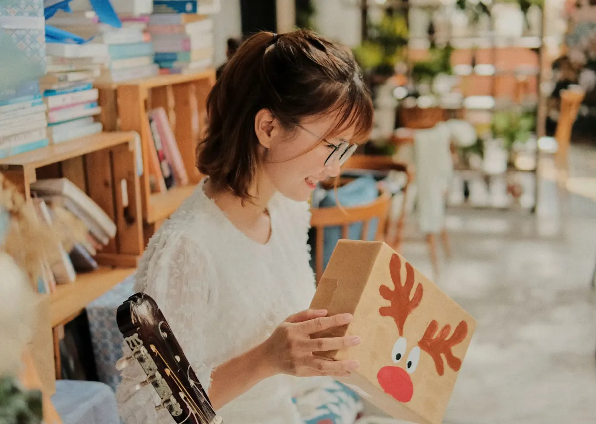 Seasonal Blurb Writing: Adapting Your Book Description for Christmas Gifting